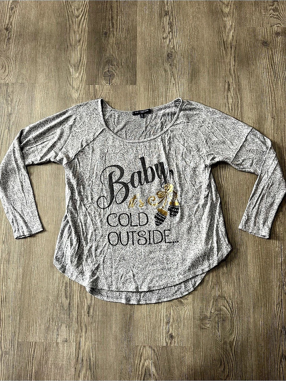 One Clothing Long Sleeve Graphic Top in Gray Size Medium